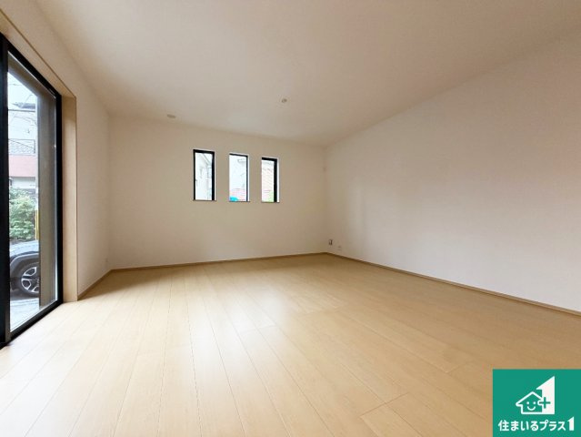 明石市魚住町西岡　新築一戸建ての居間・リビング|日当たり良好の明るいリビングで朝の目覚めもスッキリできそう！対面キッチンでご家族のコミュニケーションも自然と増える設計！小さなお子様が遊ぶスペースを作っても広々とくつろげるLDK！