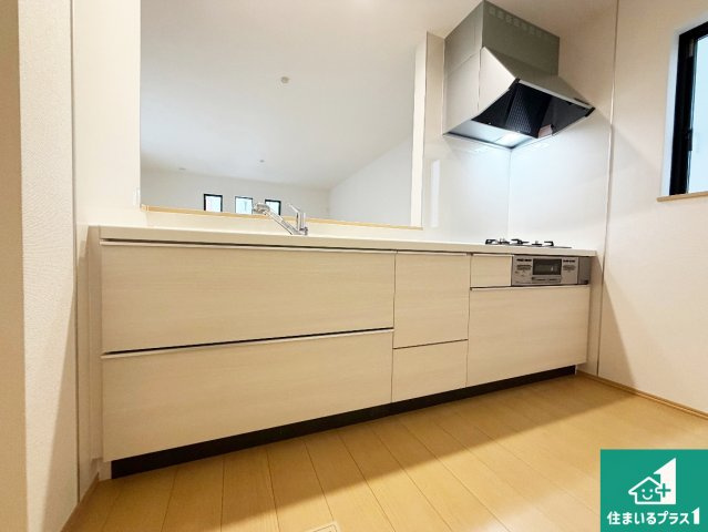 明石市魚住町西岡　新築一戸建てのキッチン|子供を見守りながらお料理が出来るため家族のコミュニケーションか増えます♪スペースが広く確保されている為お子様が大きくなったときは一緒に料理を楽しめます♪