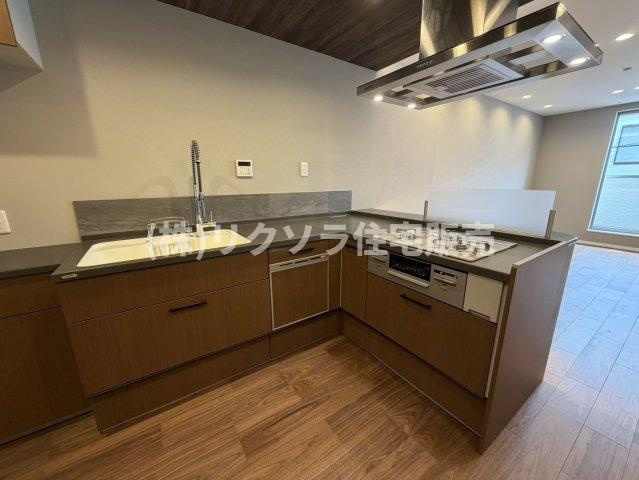 黒原橘町　中古一戸建てのキッチン|L字型キッチン
■物件内覧・資金計画相談・住宅ローン相談、リフォーム相談、お問合せ受付中■
※当日・翌日のご内覧、ご相談はお電話でのお問合せがスムーズです！