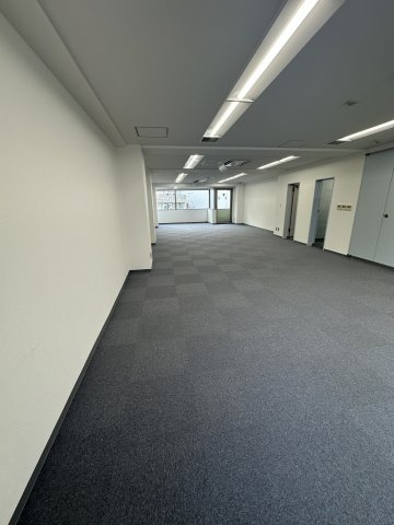 港区芝大門２丁目のビルの内装|明るい室内です