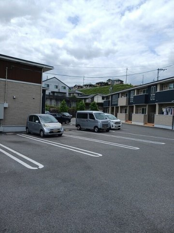 ラ・リューア　Ｂの駐車場|車をお持ちの方に嬉しい駐車場付きの物件です
