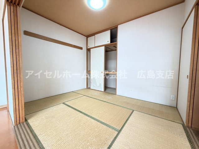 【和室】 | ヴェルディ広駅前ツインタワー | リビング横の和室、ちょっとしたくつろぎスペースにいかがでしょうか。小さなお子さんのお昼寝スペースには丁度良いですね。来客時にも活躍しそうです。