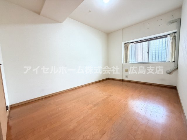 【洋室】 | ヴェルディ広駅前ツインタワー | 約8.0帖の洋室。主寝室としては十分な広さがあります。