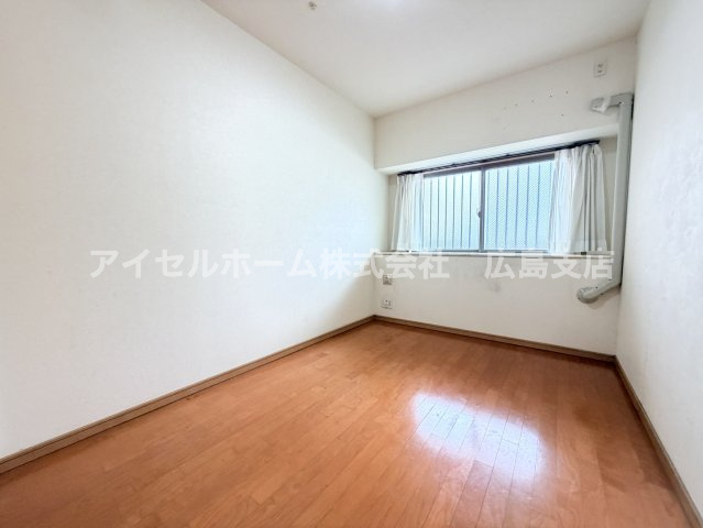 【洋室】 | ヴェルディ広駅前ツインタワー | 約5.6帖の洋室です。この部屋にもちゃんと通常タイプのエアコンを設置できます。