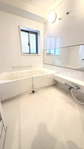 【浴室】 | ヴェルディ広駅前ツインタワー | 光に照らし出されたバスルーム。膨よかな湿度と静かに揺れる眼前の水面。広い浴槽にゆっくりと身を沈め深く瞑想をすれば、また新たな活力が膨らんできます。