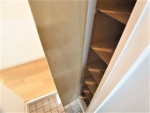 ニューコーワビルの玄関|玄関に靴箱も有ります