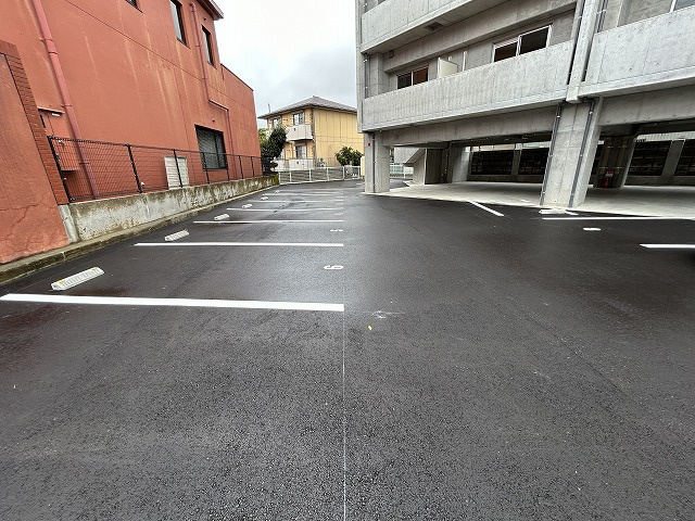 レ・メニュアール薊野の駐車場