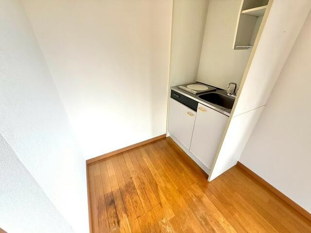 横浜市金沢区富岡西３丁目のアパートのキッチン