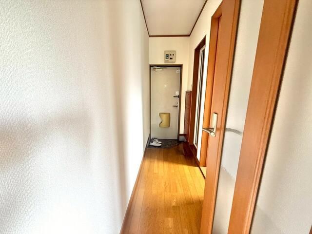 横浜市金沢区富岡西３丁目のアパートの玄関