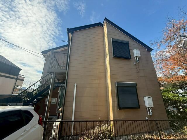 横浜市金沢区富岡西３丁目のアパートの外観