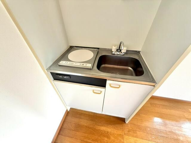 横浜市金沢区富岡西３丁目のアパートのキッチン