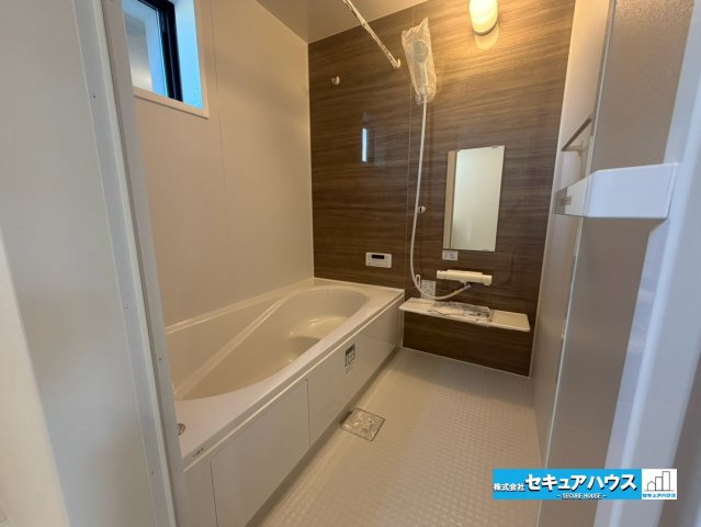 【今からご案内可能】知多市日長台　全1棟の浴室|【浴室】
◆アクセントパネルで落ち着きのある雰囲気を演出します。毎日の疲れを癒やすバスタイムをお楽しみ下さい！
◆窓付きで、カビの繁殖を抑える効果があります。