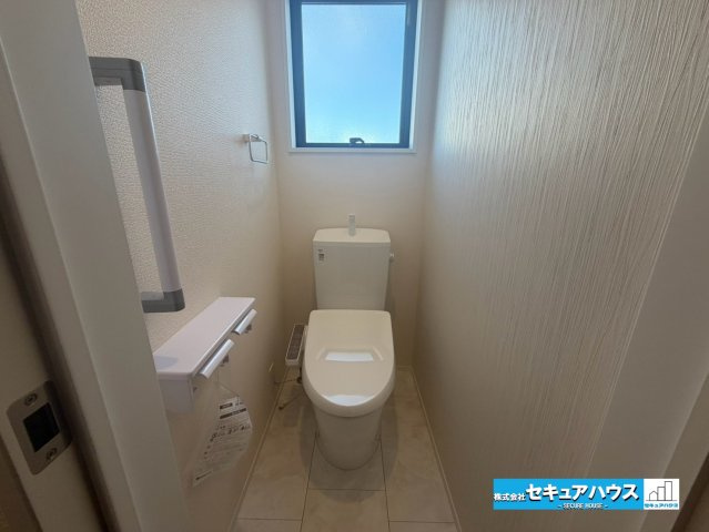 【今からご案内可能】知多市日長台　全1棟のトイレ|【高機能トイレ】
◆高機能トイレの多くは便器のフタの開閉が自動であり、使用後に手動で水を流す面倒もなく非常に便利です。スタイリッシュな見た目で、お掃除しやすく、節水効果が高いです。
