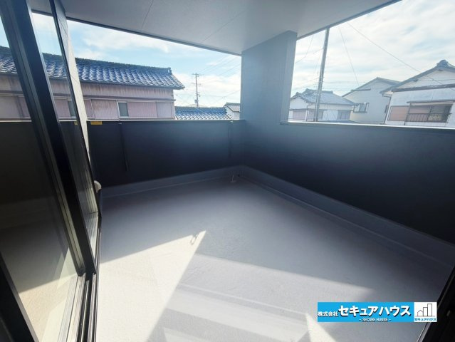 【今からご案内可能】知多市日長台　全1棟のバルコニー|【バルコニー】
◆見晴らしもよく、太陽の温かな温もりをめいっぱい受け止めてくれます。
太陽の光と爽やかな風を受けたお洗濯物はあっという間に乾き、取りこむ時には太陽の匂いを感じられそうですね。　