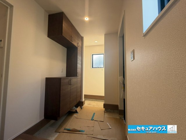 【今からご案内可能】知多市日長台　全1棟の玄関|【玄関】
◆お家に出会う人々を迎える玄関だからこそ、広々清潔感あふれる空間にしたいものです。採光・通風にも配慮された設計で毎日明るい空間をキープします♪