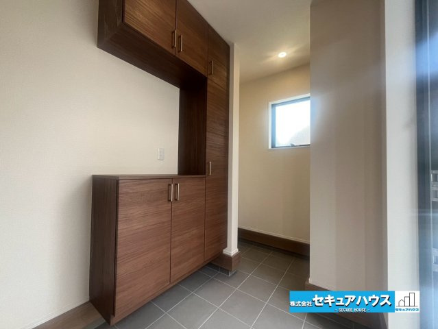 【今からご案内可能】知多市日長台　全1棟の玄関|【玄関】
◆お家に出会う人々を迎える玄関だからこそ、広々清潔感あふれる空間にしたいものです。採光・通風にも配慮された設計で毎日明るい空間をキープします♪