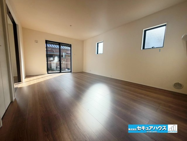【同施工物件ご案内可能】知多市日長台　全1棟の内観：施工例|【LDKイメージ】
◆通学から帰宅し、リビングルームで会話を楽しむ子ども達。リビングから臨む景色は太陽色に染まり、解放感溢れゆったりとしたひと時を過ごすことが出来る素敵な空間です。