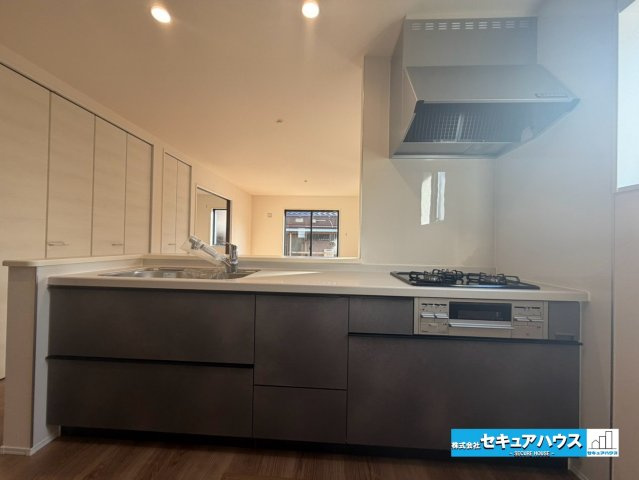 【今からご案内可能】知多市日長台　全1棟のキッチン|【キッチン】
◆同時にたくさんの料理が調理できる。「焼く・蒸す・煮る」の工程を同時進行で進めることができるので、料理を素早く作ることができます。育児でバタバタ忙しいママに嬉しい♪