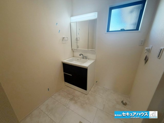【今からご案内可能】知多市日長台　全1棟の独立洗面台|【洗面台】
◆鏡の裏にはたっぷりと収納スペースを標準装備！
◆電源を付属しているのでドライヤーなど利用できます。