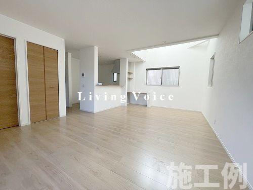 【居間・リビング】 | 【仲介手数料０円】相模原市中央区由野台2期　新築一戸建て　2号棟　全2棟 | 相模原市中央区由野台2期　新築一戸建て　全2棟