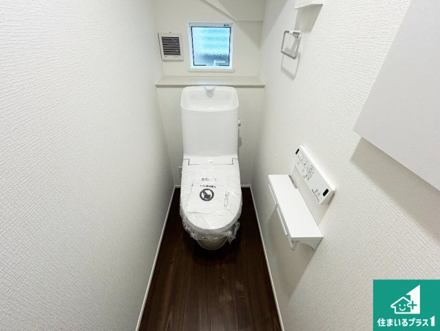 西宮市山口町上山口　第1期　新築一戸建てのトイレ|1・2階の2ヶ所にあるので、朝の忙しい時間の順番待ちもなく、深夜の利用にも大変便利です。