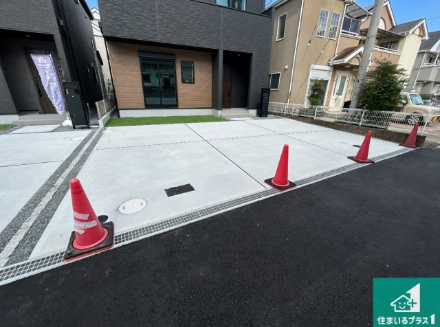 西宮市山口町上山口　第1期　新築一戸建ての設備|並列2台駐車可能！ゆとりの駐車スペースで車庫入れもスムーズ！

