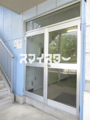 多摩市和田の賃貸マンションのエントランス