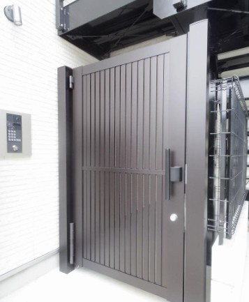 所沢市大字下安松のアパートのエントランス
