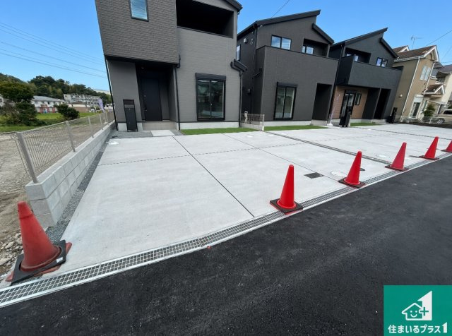 ■西宮市山口町上山口　第1期　新築一戸建ての駐車場|並列2台駐車可能！ゆとりの駐車スペースで車庫入れもスムーズ！

