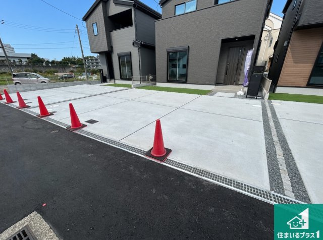 ■西宮市山口町上山口　第1期　新築一戸建ての駐車場|並列2台駐車可能！ゆとりの駐車スペースで車庫入れもスムーズ！

