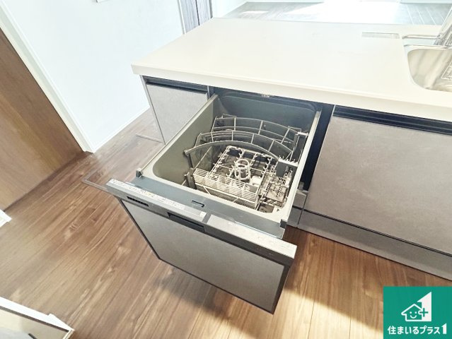 西宮市山口町上山口　第1期　新築一戸建ての設備|食事後の一仕事、食器洗いをボタン一つでお任せできちゃいます！場所を取らないビルトイン式なので、お料理スペースもしっかり確保！