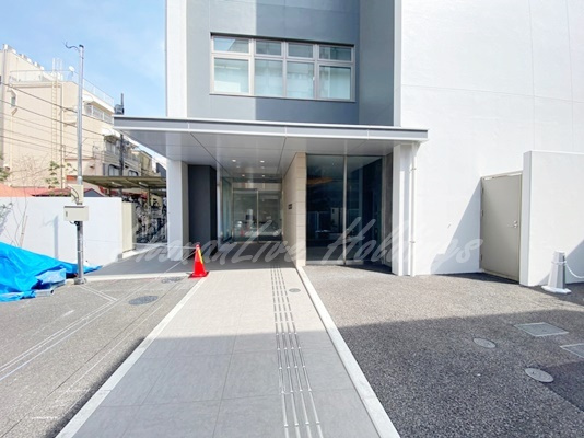 平塚市明石町の賃貸マンションのエントランス
