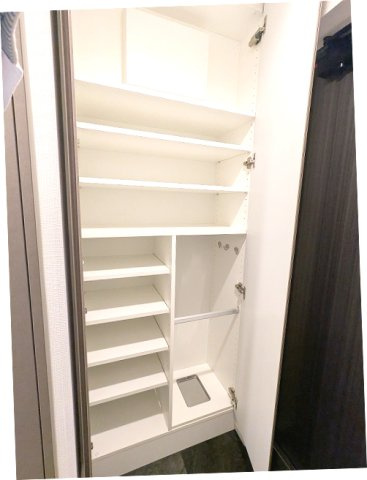エスレジデンス新御徒町chiaroの玄関|傘入れ付収納豊富なトールタイプのシューズBOX、隣に別に収納付きの玄関です