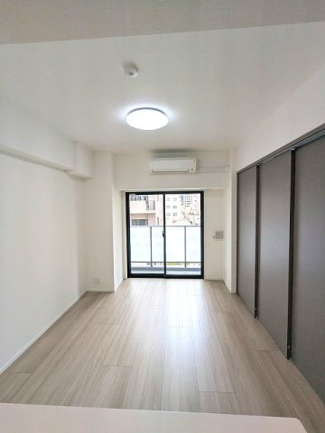 エスレジデンス新御徒町chiaroの設備|スライドドアを閉めたリビング