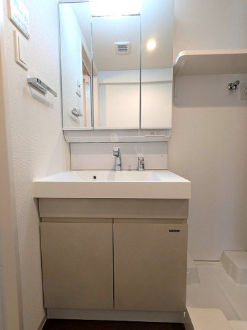 エスレジデンス新御徒町chiaroの設備|トイレと独立した脱衣洗面室、三面鏡付ハンドシャワー付独立洗面台