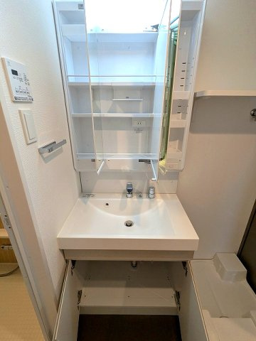 エスレジデンス新御徒町chiaroの設備|トイレと独立した脱衣洗面室、三面鏡付ハンドシャワー付独立洗面台