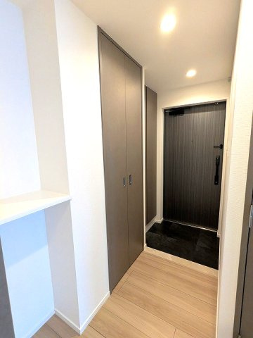 エスレジデンス新御徒町chiaroの設備|ディンプルキー、ダブルロックセキュリティ、傘入れ付収納豊富なトールタイプのシューズBOX、隣に別に収納付き、棚付きの玄関です、人感センサー付玄関ライト