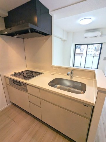 エスレジデンス新御徒町chiaroのキッチン|グリル付ガス3口システムカウンターキッチン、瀟洒でお手入れ楽なガラストップコンロ、収納は奥まで整頓しやすい手前にスライド式