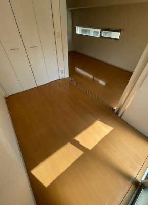 ルーエ江坂の洋室