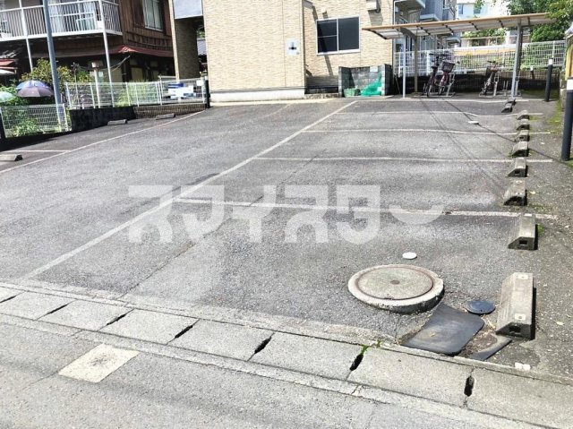 青梅市天ヶ瀬町のアパートの駐車場