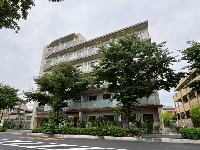 エストゥルース府中の外観