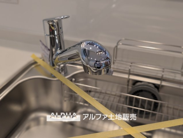 ゼファー久米川ミーティスのキッチン|【Water cleaner】
◆浄水器◆蛇口から流れ出すお水はクリーンでいつも楽しめます。また浄水器内臓シャワー混合栓なので場所取らずのスッキリとしたスタイルです。