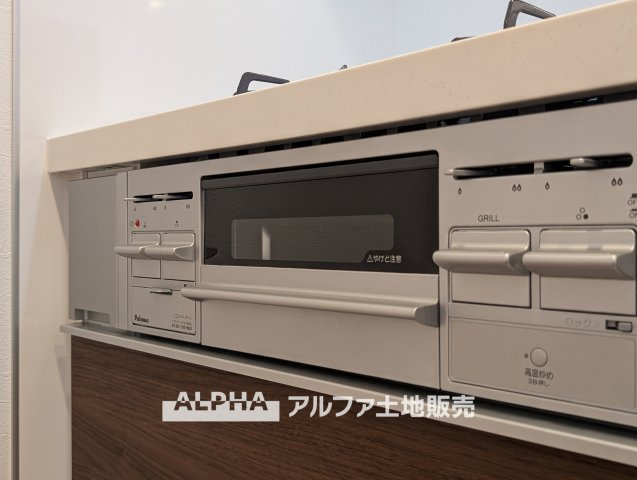 ゼファー久米川ミーティスのキッチン|【Gas range】
◆ガスレンジ◆ホーローレンジは丈夫で汚れにくく、お料理の後もさっと拭くだけで清潔。毎日の家事をラクにし、ご家族の笑顔を支える嬉しい設備です。