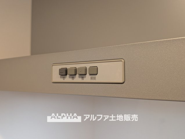 ゼファー久米川ミーティスのキッチン|【Low-Profile Range Hood】
◆スリムレンジフード◆静かに心地よく空気を整えるリファインド設計。油汚れも付きにくく、お手入れも簡単。清潔で美しいキッチン空間を保ちます。