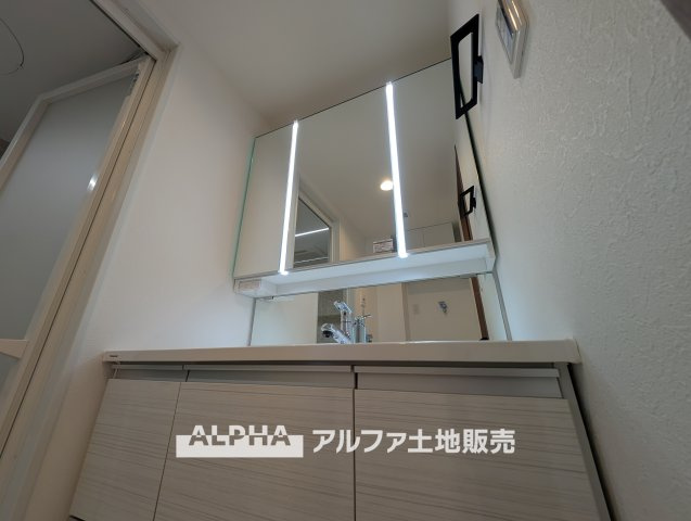 ゼファー久米川ミーティスの独立洗面台|【Vanity with Three Mirrors】
◆三面鏡洗面化粧台◆身支度で使う歯ブラシや化粧品などの小物も鏡裏にすっきり収納。生活感を抑えて朝のひとときも快適に過ごせスタイリッシュな空間に。