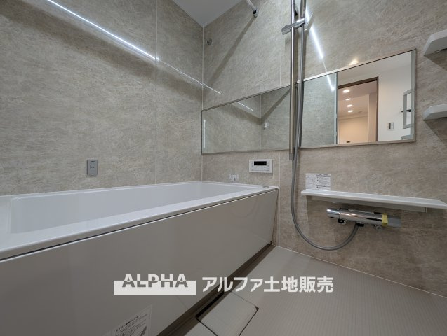 ゼファー久米川ミーティスの浴室|【Bathroom】
◆浴室換気乾燥機付きUB◆雨に日でも洗濯物が乾かせ、同時に室内を乾燥させる為、カビ、汚れの発生を抑えます。暖房機機能があり冬場は入浴前に暖め可能でとても重宝します。