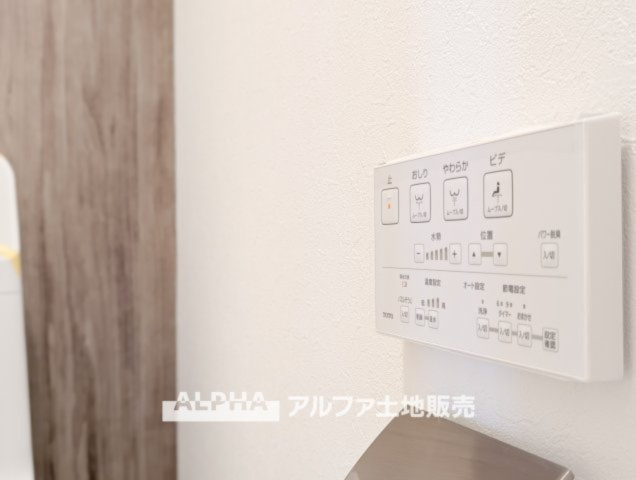 ゼファー久米川ミーティスのトイレ|【Warm water flush toilet】
◆温水洗浄便座付きトイレ◆お掃除も楽々。快適に過ごすためには今や欠かせない設備の一つです。壁掛けリモコンで使いやすくいつでも清潔に保てます。