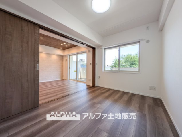 ゼファー久米川ミーティスの洋室|【Movable partition】
◆可動式間仕切り◆普段は大きなＬＤＫとして過ごし、来客時には時には間仕切りを利用し客間として使えるストアルーム。使い勝手は無限大です。
