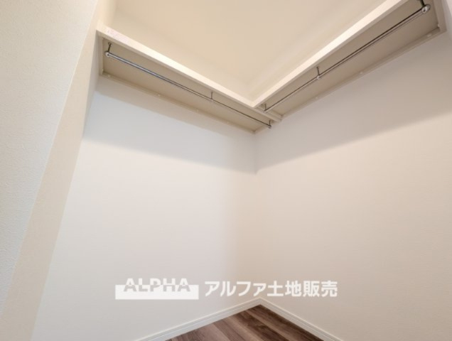 ゼファー久米川ミーティスの収納|【walk in closet】
◆ウォークイン・クローゼット◆大好きな服、大事なバッグやアクセサリー、そして大切な思い出の品々。そんなものを傍らにそっと置いておきたい。そんな時に重宝しますね。