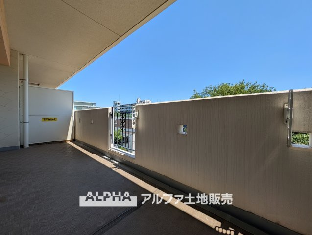 ゼファー久米川ミーティスのバルコニー|【Balcony】
◆暮れなずむ空◆そっとルーフバルコニーから望むスクリーンは、夕映えに浮かぶ雲とオレンジ色に染まる街。どことなく切ないけれど僕達を優しく照らし家族を見守っていてくれている。